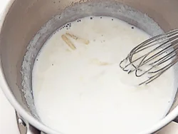 温めた牛乳にチーズを少しずつ加えて混ぜれば、だまにならない。