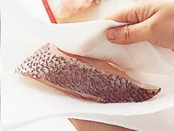 魚の臭みを取りたいので、塩をふって出た水けをペーパータオルでふき取る。