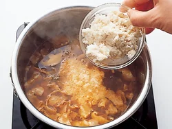 いつもとひと味変えて、おぼろ豆腐の代わりにおからを投入。おからの状態にもよるが、水分を吸いやすいので、様子を見て水を足しても。