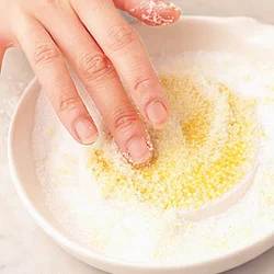 皮をすりおろしてグラニュー糖を加え、レモンシュガーを作る。