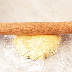ラップで生地をはさんで仕上げたい大きさを作り、めん棒でのばす。