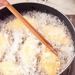 少ない油で揚げられるのがうれしい。片面がきつね色になったら返して