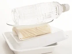 豆腐はしっかり水きりをしておくと、煮汁がうすまらず、メリハリのきいた味の肉豆腐になる。台を斜めにしておくと、水がきれやすい。