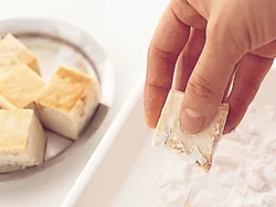 片栗粉をつける前に、豆腐の表面にしょうゆをまぶしておくと、よりご飯に合う揚げ出し豆腐になる。