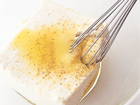 豆腐はペーパータオルで水けをふき取るだけでOK。豆腐のかたまりがなくなってなめらかになるまでよく混ぜる。