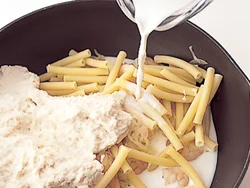 炒めたえびと玉ねぎに、ゆでたマカロニと豆腐ソース、スープの素、牛乳を混ぜる。長く煮立てると分離するのでさっと煮る。