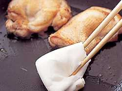 焼いていると脂が出てくるので、再び上下を返す前に、余分な脂はふき取って。