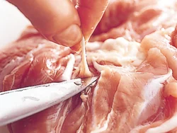 筋は指先でつまんで、包丁の刃先で肉をこそげながら引っ張ると、抜けやすくなる。筋を除くと、かたくなりすぎず、口当たりがよくなる。