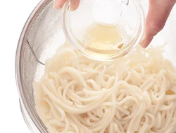 うどんはゆで上がったら、熱いうちにごま油であえると、麺どうしがくっつかない。