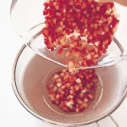 液体がピンク色になったら、ざるにあけて、水分だけを火にかける。いちごは生のまま食感を残して。