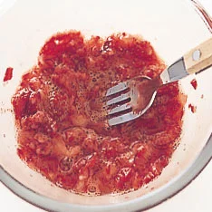 いちごはフォークで粗くつぶす。少しつぶつぶのかたまりが残るくらいでＯＫ。