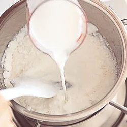 牛乳を少しずつ加えると、ココナッツミルクパウダーがだまになりにくい。