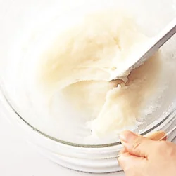 白玉粉と砂糖、水を混ぜて、電子レンジで加熱し、粘りが出るまで混ぜると、簡単ぎゅうひに。