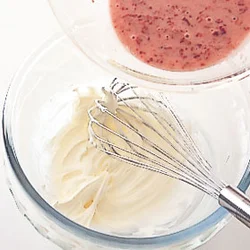 ヨーグルトといちごを混ぜてから泡立てた生クリームに加えると、しっかりと混ざりやすい。