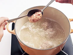 スプーンを２つ使って肉だんごを丸めると手を汚さずにきれいに成形できる。