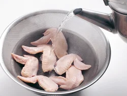 とり手羽先は熱湯を回しかけることによって、独特の臭みが取れる。