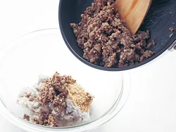 ひき肉が全体になじむようによく混ぜると味が均一に仕上がる。