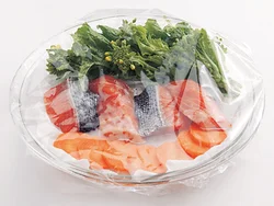 鮭を電子レンジで加熱するときは、まん中に並べることで火が通りやすくなる。