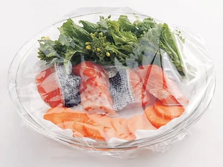 鮭を電子レンジで加熱するときは、まん中に並べることで火が通りやすくなる。