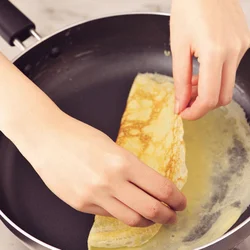 生地の縁がはがれてきたら裏返してさっと焼くだけ