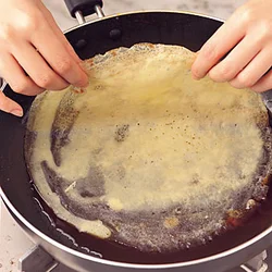 味をしみこませるため、クレープの両面にソースをつけ、折りたたむ。