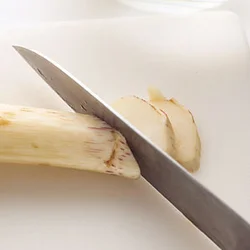 うどは皮に栄養があるので、皮つきのまま切って、皮ごと食べて。