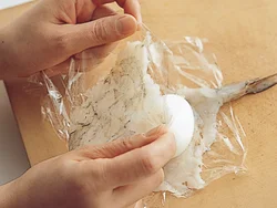 尾のついたままのえびと、尾を除いたえびを組み合わせる。えびがちぎれたり、卵がはみ出たりしても、ころもがカバー。