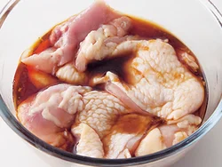 同量のしょうゆ、砂糖、酒とにんにくを合わせて漬け汁にし、とり肉を約10分漬ける。臭みが抜け、肉がやわらかくなる作用も。