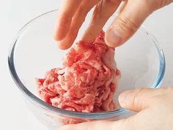 牛肉は酒を軽くもみ込んでおくと、臭みが抜け、肉がやわらかくなる。