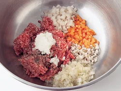 にんじん、れんこん、玉ねぎは５mm角、ごぼうは３mm角が目安。ほかの材料とともに、粘りが出るまでよく混ぜる。