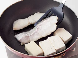 たらと豆腐はくずれやすいので片栗粉を全体にまぶしてから焼く。味もからみやすい。