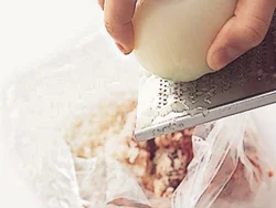 玉ねぎは、ポリ袋に直接大さじ３くらいを目安にすりおろして入れるとラクラク。