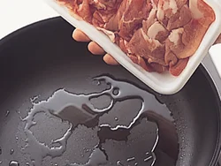 豚肉はほぐさずに、火にかける前のフライパンに直接入れて、そのまま焼き始める。