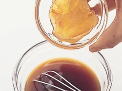 酢豚の味つけはポン酢じょうゆとマーマレードだけ。かんきつ系のさわやかな酸味で、マイルドな味わいに仕上がる。