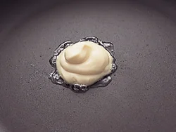 マヨネーズを溶かして炒め油の代わりにすると、材料に早く味がなじんで味つけがラクに。