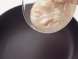 とり肉をドレッシングごとフライパンに入れて。ドレッシングは、イタリアンや中華などがオススメ。