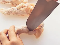 手羽元は肉の厚いところを、数カ所包丁で刺しておくと、味のしみこみがよくなり、火も通りやすくなる。