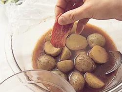 一緒に加熱すると時間がかかるうえに牛肉がかたくなるので、じゃがいもだけを加熱してから牛肉を加えて。