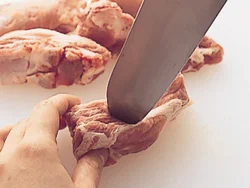 スペアリブの肉に、数カ所包丁で刺しておくと、火が通りやすくなり、味も入りやすい。