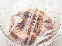 キムチを粗く刻んで加えた煮汁で加熱すると味がからみやすくなるので、短時間でもしっかり味の煮ものに。