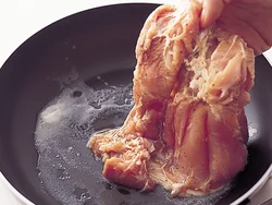 バターが半分くらい溶けたら、とり肉を加えてソテーする。バターによってコクと風味が増し、照りも出る。