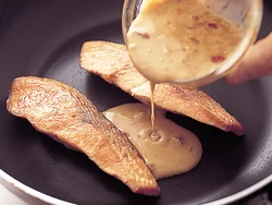 油分を含み、うまみもあるマヨネーズを使うと、簡単においしい照り焼きに。赤とうがらしのピリ辛味がアクセントになる。