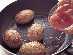 梅干しのうまみと酸味で、さっぱりとした照り焼きに。みりんを加えることで照りが出て甘みが増し、ご飯に合う味わいに。