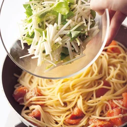 三つ葉の香りがとばないように、最後の仕上げに加えて。