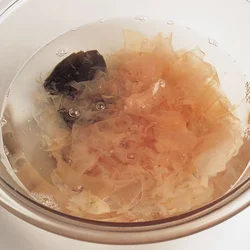 一般的に、昆布と削りがつおのだしは、火にかけながらとるが、ここでは、熱湯1Lに、昆布1枚、削りがつお10gを入れて1分おくだけ。こうすると、素材の味を引き立たせる、上品なうまみのだし汁がとれる。