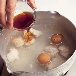 上品なうまみのだし汁に、とり肉を加えることでコクのあるうどんつゆに。味つけは、塩けが強く、うまみもあるうす口しょうゆがおすすめ。