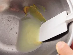 練りがらしを果汁で溶いてドレッシングを作る。