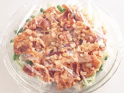 豚肉は野菜をおおうようにのせると、豚肉のうまみが野菜にしみこみやすくなる。