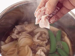 豚肉に片栗粉を薄くまぶして煮ることで、肉に煮汁がからみやすくなり、全体にとろみもついておいしく仕上がる。
