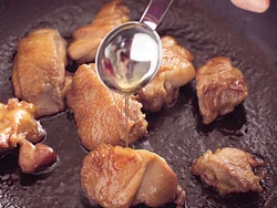 とり肉は仕上げにごま油を回し入れると、全体につやが出て、こうばしい香りが立つ。
